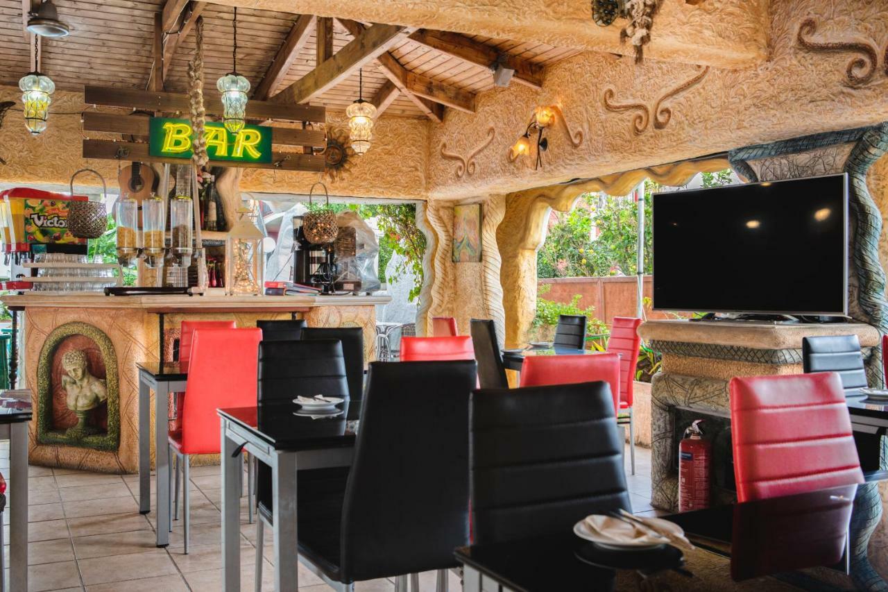 Georgina Inn Laganas Luaran gambar